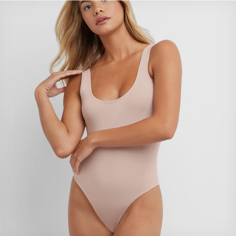 NWT / Maidenform Smoothing Seamless Bodysuit Women's / Evening Blush